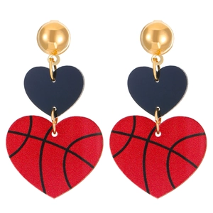 Détail de boucles d'oreilles cœur basket rouges avec clous dorés et touches marines