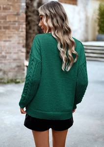 Dettaglio del cardigan in maglia grossa verde a maniche lunghe, vista posteriore
