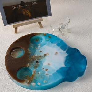 Detail van hars tray met oceaanthema voorzien van echte schelpen en drie houders