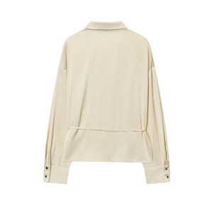 Chemise chic en satin beige à manches longues avec taille cintrée et poignets boutonnés