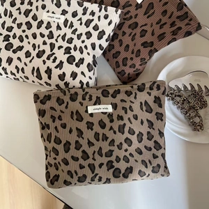 Vue détaillée de trousses à maquillage en velours côtelé léopard beige et marron