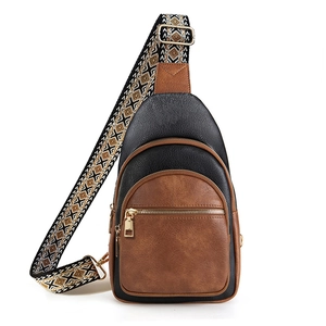 Borsa a tracolla in pelle PU nera e marrone con tracolla jacquard su sfondo bianco
