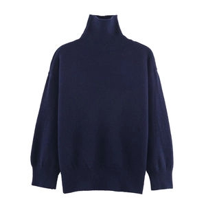 Pull à col roulé bleu marine minimaliste avec poignets côtelés sur fond blanc pur