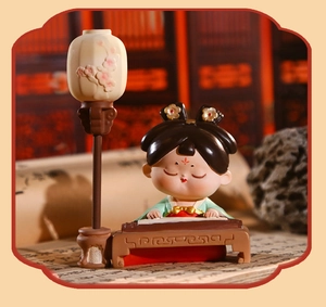 Détail d'une figurine de fille de la dynastie Tang jouant de la cithare sur un livre