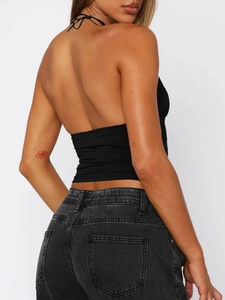 Detalle de top halter negro con espalda descubierta y encaje de estilo sexy Y2K