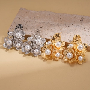 Elegant 18K gold plated flower earrings with pearls in gold and silver finishes
