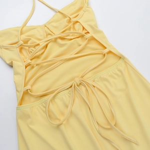 Détail du dos lacé ajustable et de la taille plissée sur la robe longue jaune vif