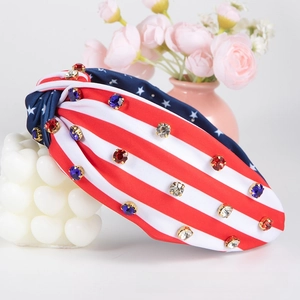 Vue détaillée du bandeau de l'Indépendance avec motif drapeau USA et strass brillants
