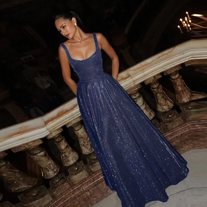 Robe de soirée scintillante bleu marine à paillettes avec encolure carrée sur escalier