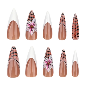 Unghie finte stiletto french bianche con fiori 3D e motivi animalier di tendenza