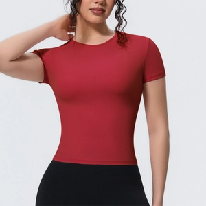 Vue de face du t-shirt de yoga rouge ajusté à manches courtes pour femmes en tissu respirant