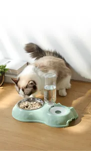 Détail du distributeur d'eau automatique avec bol inox et chat à poils longs qui mange