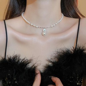 Détail d'un élégant collier de perles avec pendentif en relief sur un mannequin féminin