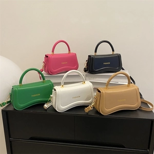 Sacs à main demi-lune en cinq couleurs avec lettrage FASHION et finitions dorées