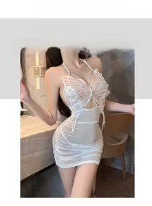 Detail des weißen transparenten Spitzenkleids mit 3D-Schmetterling und Perlenverzierung