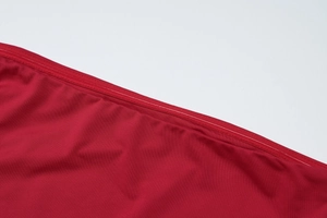 Détail du bord de la robe rouge avec bande de silicone antidérapante pour un bon maintien