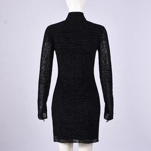 Détail de mini-robe en tulle noir à motif léopard floqué et col montant élégant