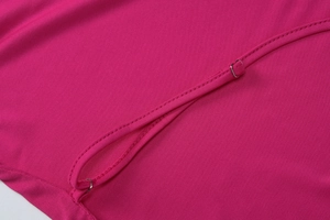 Détail d'une boucle réglable et du tissu mesh rose sur une robe d'été sexy