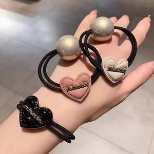 Lot de 3 chouchous élégants avec breloques en cœur et perles sur élastiques noirs doubles
