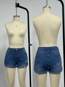 Vista detallada frontal y trasera de pantalones cortos vaqueros con rotos y bajos doblados
