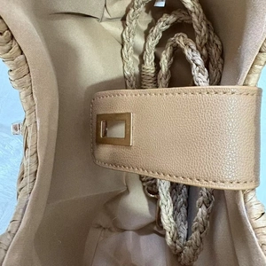 Fashionable summer straw handbag with interior details and adjustable rope shoulder strap