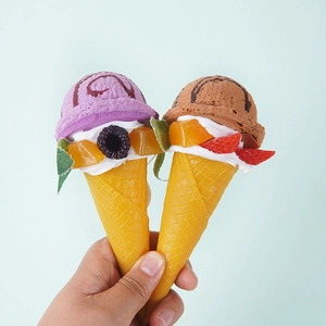 Calamite da frigo realistiche a forma di cono gelato ai mirtilli e al cioccolato fondente