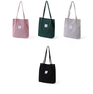 Bolsos tote de pana en rosa, verde, gris y negro con botones y etiquetas de tela