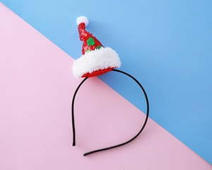 Détail d'un serre-tête mini chapeau de Noël à paillettes rouges avec feuille de houx