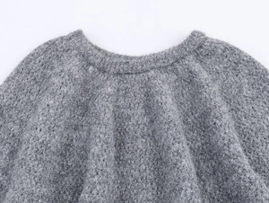 Gros plan sur la maille grise au crochet avec col à volants et détails de fibres