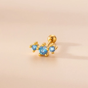 Pendiente dorado de acero inoxidable con tres circonitas azules en diseño floral