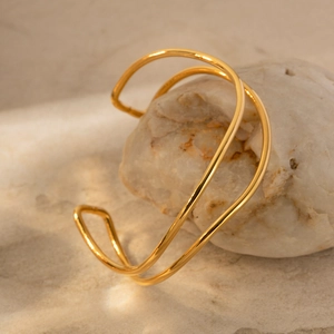 Minimalistischer doppellagiger Armreif mit 18K Vergoldung und geometrischem Design