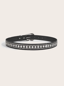 Detailaufnahme eines schwarzen Punk-Gürtels mit silberner Metallschnalle und Strassbesatz