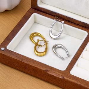 Boucles d'oreilles en forme de U en or 18 carats et argent dans un écrin de luxe
