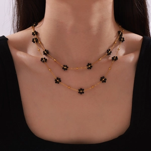 Collier double couche en acier titane doré style vintage avec petites fleurs en pierre noire