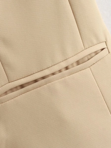 Détail de la texture sergé kaki et coutures précises sur la poche du gilet