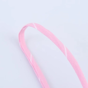 Gros plan du tissu rayé rose et blanc avec motif de tissage diagonal détaillé