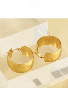 Détail de créoles épaisses en acier inoxydable plaqué or 18K, tenue de couleur 365 jours