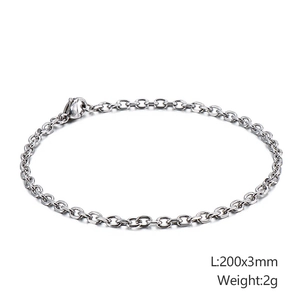 Dettaglio macro del bracciale a catena O in argento con maglie in acciaio 200x3mm