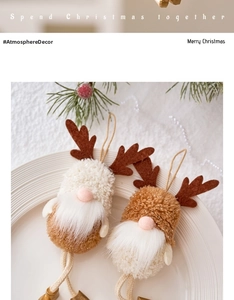 Gnomes de renne en peluche avec clochettes dorées sur assiette blanche et aiguilles de pin