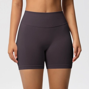 Détail de la taille haute côtelée sans couture sur un short de fitness violet pour gainer la taille