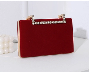 Elegante rote Abendtasche aus Samt mit funkelndem Strassgriff im Detail