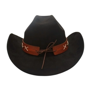 Dettaglio del cappello da cowboy con fascia in pelle marrone e cuciture a croce bianche fini