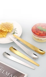 Nahaufnahme von Dessertlöffeln aus 304 Edelstahl in Gold und Silber für Nachmittagstee