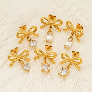 Set de boucles d'oreilles nœuds dorés avec pendentifs en zircon cœur et carrés