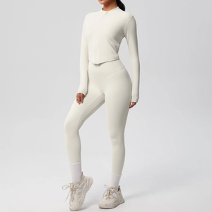 Gros plan sur la texture du tissu de yoga crème avec design fessier sans couture