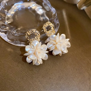 Détails des pétales de fleurs 3D en acrylique blanc et boucle d'oreille en métal doré