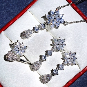 Dettaglio del set di gioielli con zirconi a forma di fiore e goccia scintillante