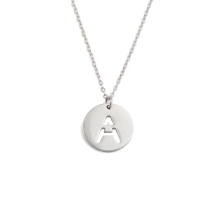 Collier en acier inoxydable argenté avec pendentif rond lettre A ajouré