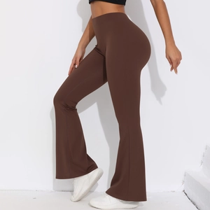 Detailansicht der kaffeebraunen High-Waist-Yogahose mit figurformender Passform und Schlag