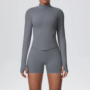 Détail de la veste de yoga gris foncé à rayures avec passants de pouce et short assorti